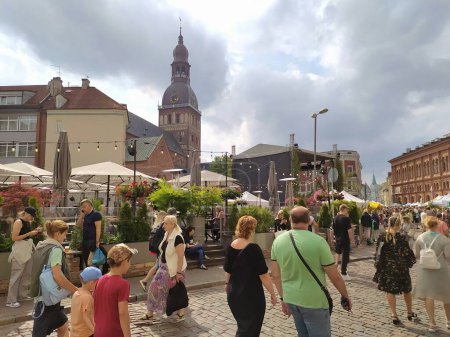 Foto de El tradicional Mercado Verde en la Plaza de la Cúpula en Riga antes de Ligo-2023. - Imagen libre de derechos