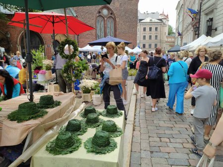 Foto de El tradicional Mercado Verde en la Plaza de la Cúpula en Riga antes de Ligo-2023. - Imagen libre de derechos