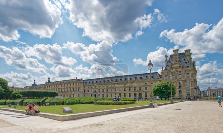 Téléchargez les photos : France, Paris, 6 JUILLET 2023 façade de l'école du Louvre - en image libre de droit