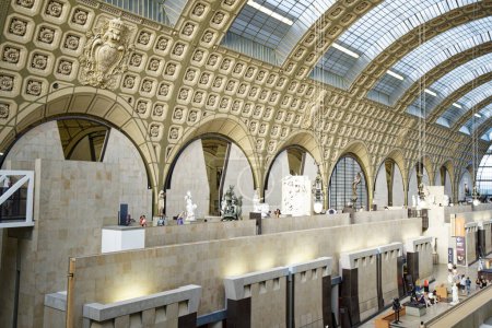 Téléchargez les photos : France, Paris, 5 JUILLET 2023 Panneaux décorés et allées à l'intérieur des Musées d'Orsay - en image libre de droit