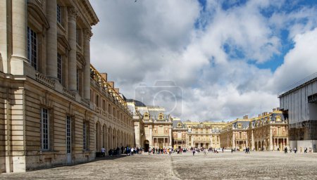 Téléchargez les photos : France, Paris, 7 JUILLET 2023 Vue sur la cour du château de Versailles - en image libre de droit