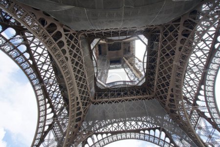 Foto de Francia, París, 6 JULIO 2023 Francia, París, La Torre Eiffel desde abajo - Imagen libre de derechos