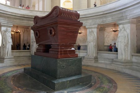 Téléchargez les photos : France, Paris, 6 JUILLET 2023 Sarcophage de pierre Tombeau de Napoléon Bonaparte, Paris, France - en image libre de droit