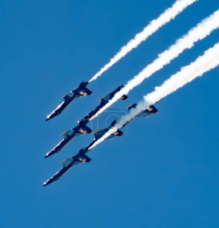 Téléchargez les photos : San Francisco, États-Unis, le 8 octobre 2023, Les Blue Angels exposent à la semaine de la flotte de la marine au-dessus de la baie de San Francisco - en image libre de droit
