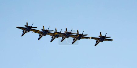 Téléchargez les photos : San Francisco, États-Unis, le 8 octobre 2023, Les Blue Angels exposent à la semaine de la flotte de la marine au-dessus de la baie de San Francisco - en image libre de droit