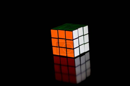 Téléchargez les photos : Rubik's cube sur fond noir - en image libre de droit