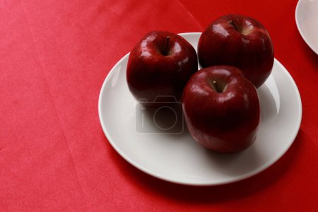 Foto de Foto de tres manzanas frescas sobre la mesa - Imagen libre de derechos