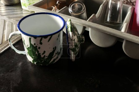 Foto de Foto de tazas verdes antiguas o vintage en la mesa de la cocina - Imagen libre de derechos
