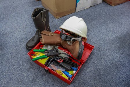 Foto de Foto de equipos de seguridad como cascos de trabajo y zapatos de seguridad para los trabajadores y sus herramientas - Imagen libre de derechos