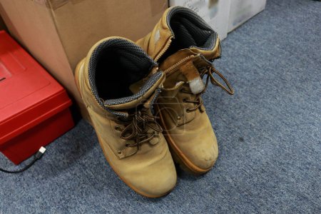 Foto de Botas blancas para actividades diarias y proteger los pies. Los trabajadores también usan estos zapatos como protección para los pies mientras trabajan para proteger sus pies de accidentes laborales.. - Imagen libre de derechos