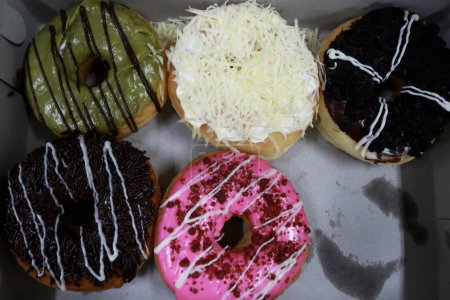 Foto de Donuts with various flavors, chocolate, cheese, teramisu, strawberries, nuts and avocado - Imagen libre de derechos