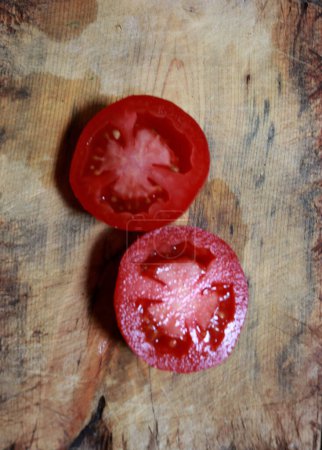 Foto de Una de las frutas que se pueden utilizar como especia de cocina, a saber, tomates, sabe agrio y dulce, el color es rojo - Imagen libre de derechos