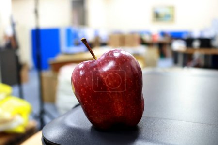 Foto de Manzanas rojas frescas en el ordenador. Apple contiene muchas vitaminas - Imagen libre de derechos