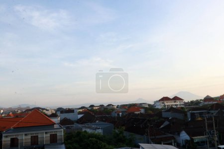 Foto de Vista de una ciudad con cielo azul claro y nubes blancas - Imagen libre de derechos