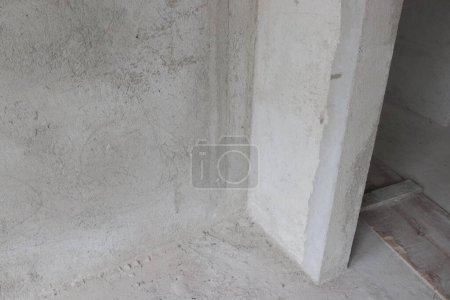 Photo of the wall of a building under construction, the wall is still being cemented