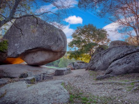Téléchargez les photos : Mégalithes de Beglik Tash - formation rocheuse naturelle, sanctuaire rocheux préhistorique sur la côte sud de la mer Noire en Bulgarie - en image libre de droit