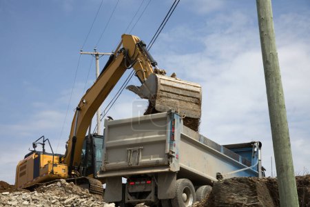 Téléchargez les photos : Excavatrice pelle chargement camion à benne basculante équipement lourd hydraulique camion chantier de construction - en image libre de droit