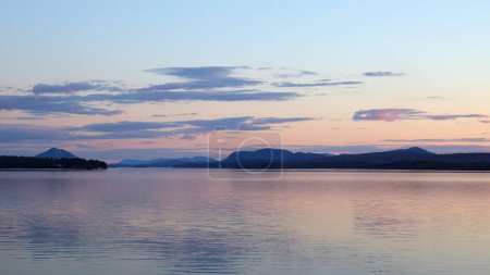 Sonnenuntergang See und Berge Memphremagog Landschaft Wasser Sonnenaufgang in Magog, Quebec friedliches Ziel in Kanada