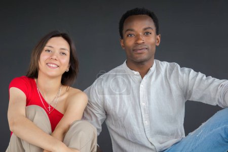 Foto de Joven pareja novio y novia sonriendo juntos sentado - Imagen libre de derechos