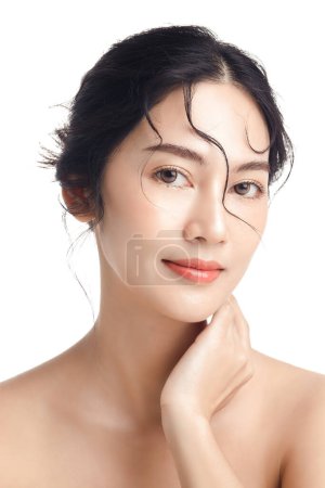 Téléchargez les photos : Femme asiatique avec un beau visage et une peau fraîche et propre parfaite. Modèle féminin mignon avec maquillage naturel et yeux scintillants sur fond blanc isolé. Soins du visage, Cosmétologie, Beauté Concept. - en image libre de droit
