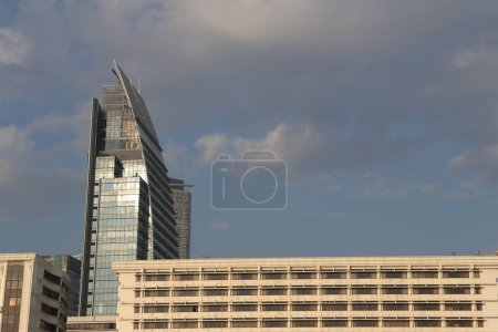 Téléchargez les photos : 22 avril 2012 un immeuble de bureaux le jour, quartier TST. - en image libre de droit