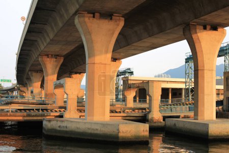 Téléchargez les photos : 28 juin 2012 le pont de la route, sous le contournement de kwun tong - en image libre de droit