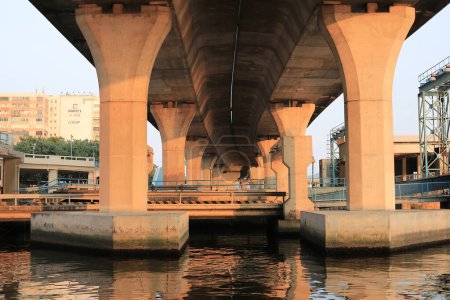 Téléchargez les photos : 28 juin 2012 le pont de la route, sous le contournement de kwun tong - en image libre de droit