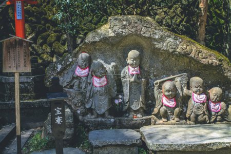 Foto de Estatuas de Jizo para niños mortinatos y abortos espontáneos en la Kurama-dera 12 abril 2012 - Imagen libre de derechos