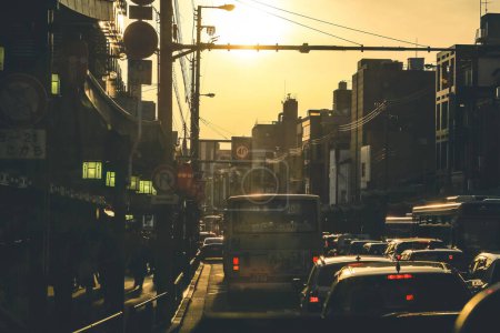 Téléchargez les photos : 12 avril 2012 trafic lourd sur shijo dori route au coucher du soleil - en image libre de droit