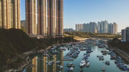 Téléchargez les photos : 2 Mars 2022 le paysage de Tiu Keng Leng Pier, hk - en image libre de droit
