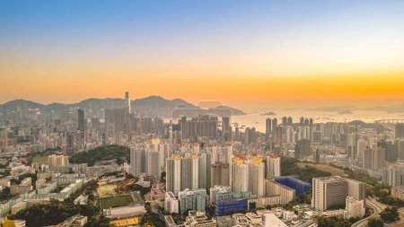 Foto de Paisaje urbano del oeste de la península de Kowloon, hong kong 2 marzo 2022 - Imagen libre de derechos