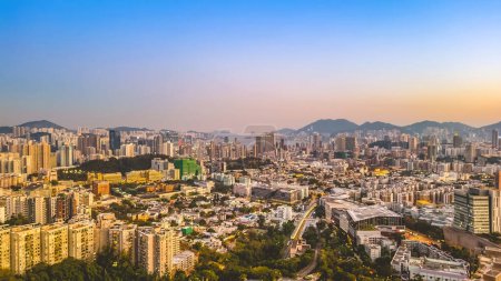 Téléchargez les photos : Le Kowloon Tong, vue sur la ville de Hong Kong, 2 mars 2022 - en image libre de droit