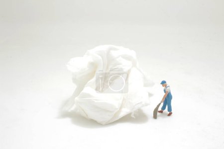 Téléchargez les photos : The mini of figure clean the rubbish - en image libre de droit