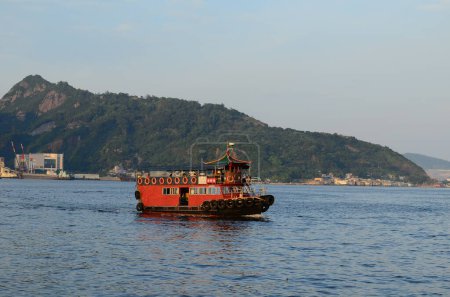 Photo pour 18 juillet 2013 le ferry à Lei Yue Mun, Yau Tong, - image libre de droit