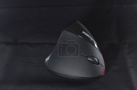 Foto de A Wireless mouse on desk. the PC concept - Imagen libre de derechos