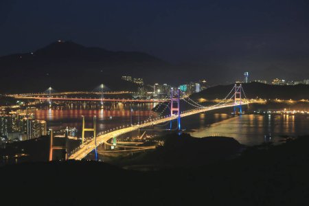 Foto de 4 Aug 2013 the Tsing Ma bridge in Hong Kong at night - Imagen libre de derechos