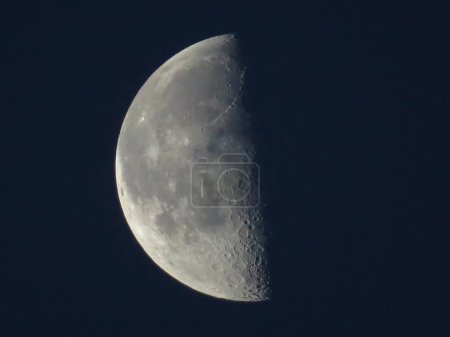 Téléchargez les photos : A Low Angle View Of Half Moon At Night - en image libre de droit