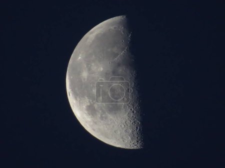 Téléchargez les photos : A Low Angle View Of Half Moon At Night - en image libre de droit