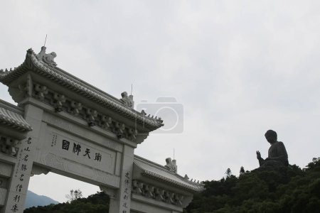 Téléchargez les photos : Porte au monastère de Po Lin et Big Buddha, Hong Kong 28 sept 2013 - en image libre de droit