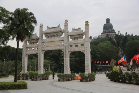 Téléchargez les photos : Porte au monastère de Po Lin et Big Buddha, Hong Kong 28 sept 2013 - en image libre de droit