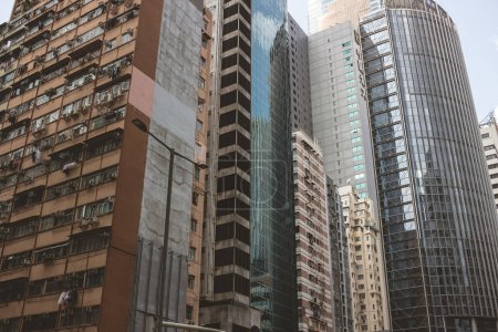 Foto de Oficina modernista y zona residencial en la colina fortaleza, hk, marzo 8 2023 - Imagen libre de derechos