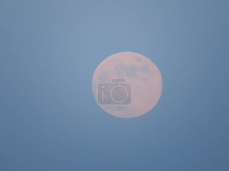 Téléchargez les photos : Pleine lune, Pleine lune isolée sur fond noir. - en image libre de droit