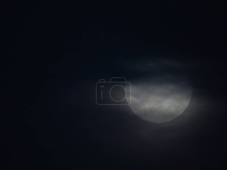 Téléchargez les photos : Pleine lune, Pleine lune isolée sur fond noir. - en image libre de droit