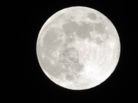 Foto de Luna llena, luna llena aislada sobre fondo negro. - Imagen libre de derechos