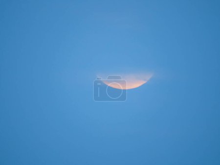 Téléchargez les photos : La Pleine lune isolée sur fond bleu. - en image libre de droit