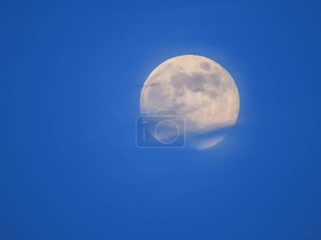 Téléchargez les photos : La Pleine lune isolée sur fond bleu. - en image libre de droit