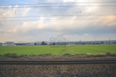 Téléchargez les photos : La vue par la fenêtre du train au Japon - en image libre de droit