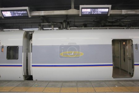 Téléchargez les photos : Le train à la gare de Nagoya attend la nuit, 29 oct. 2013 - en image libre de droit
