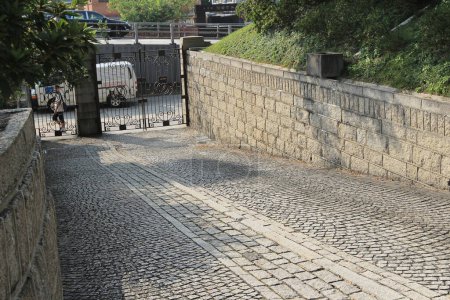 Téléchargez les photos : Une vieille surface de route en pierre grise texture sans couture. - en image libre de droit