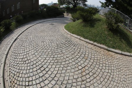 Téléchargez les photos : Une vieille surface de route en pierre grise texture sans couture. - en image libre de droit